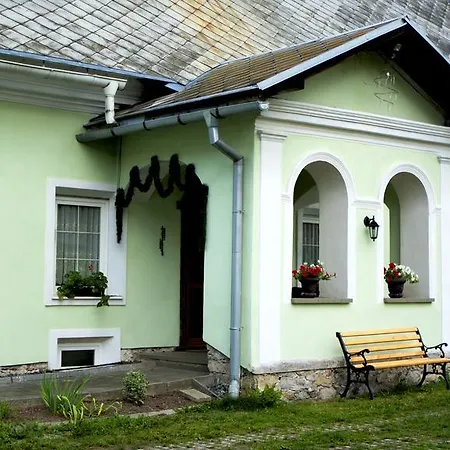 Zemianska Kuria Vachtar