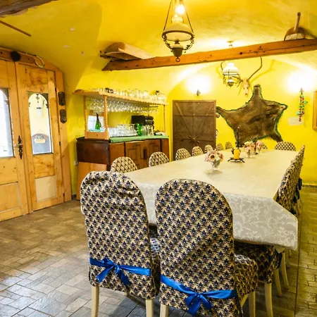 Zemianska Kuria Vachtar Konukevi 3*