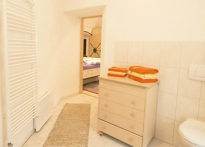 Konukevi Zemianska Kuria Vachtar 3*