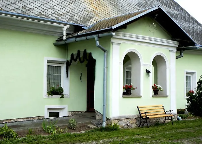 Zemianska Kuria Vachtar